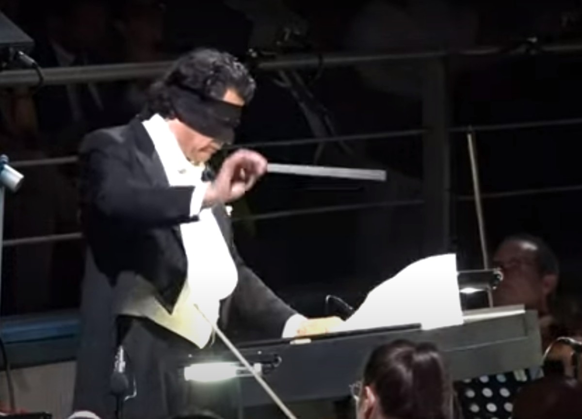 Alberto Veronesi dirige la Boheme bendato per protesta, il pubblico fischia