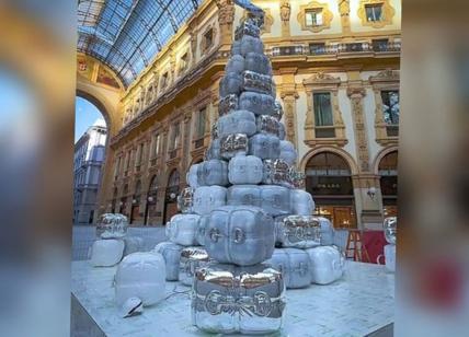Galleria, si accende l'albero di Natale di Gucci (che già divide i milanesi)