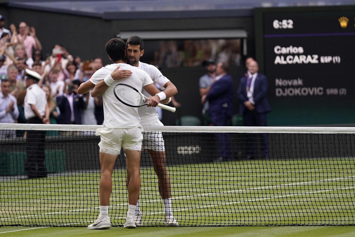 Carlos Alcaraz re di Wimbledon: Djokovic si arrende al quinto set (foto Lapresse) Carlos Alcaraz re di Wimbledon: Djokovic si arrende al quinto set (foto Lapresse)