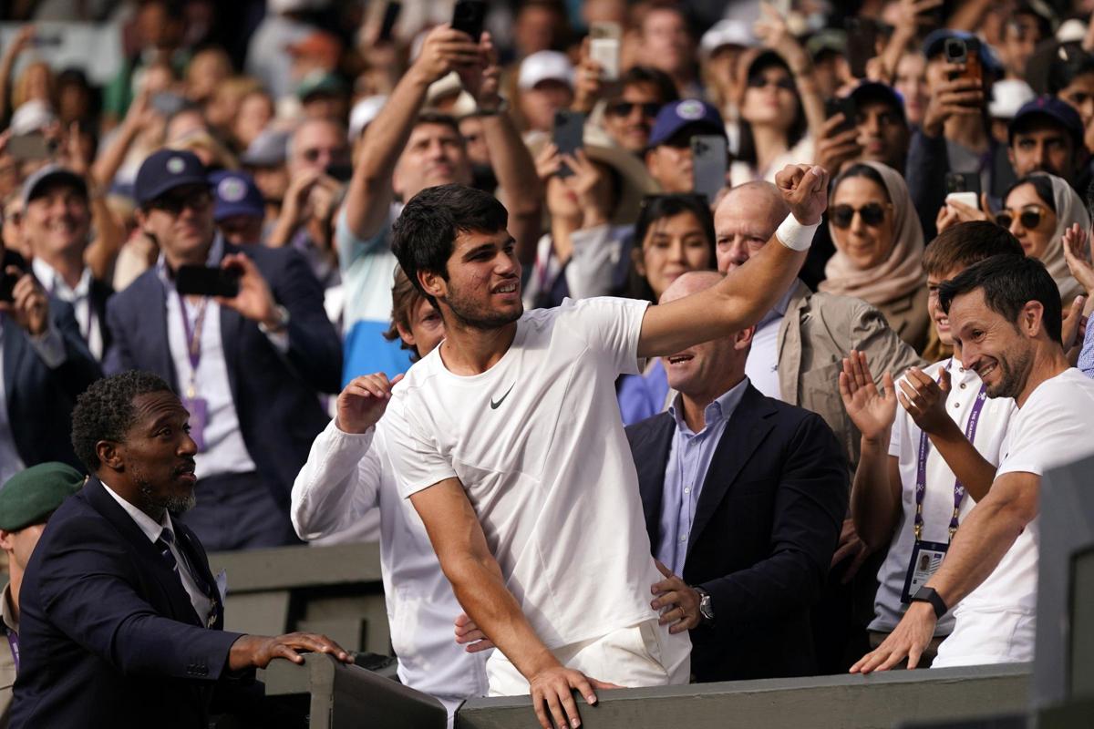 Carlos Alcaraz re di Wimbledon: Djokovic si arrende al quinto set (foto Lapresse) Carlos Alcaraz re di Wimbledon: Djokovic si arrende al quinto set (foto Lapresse)
