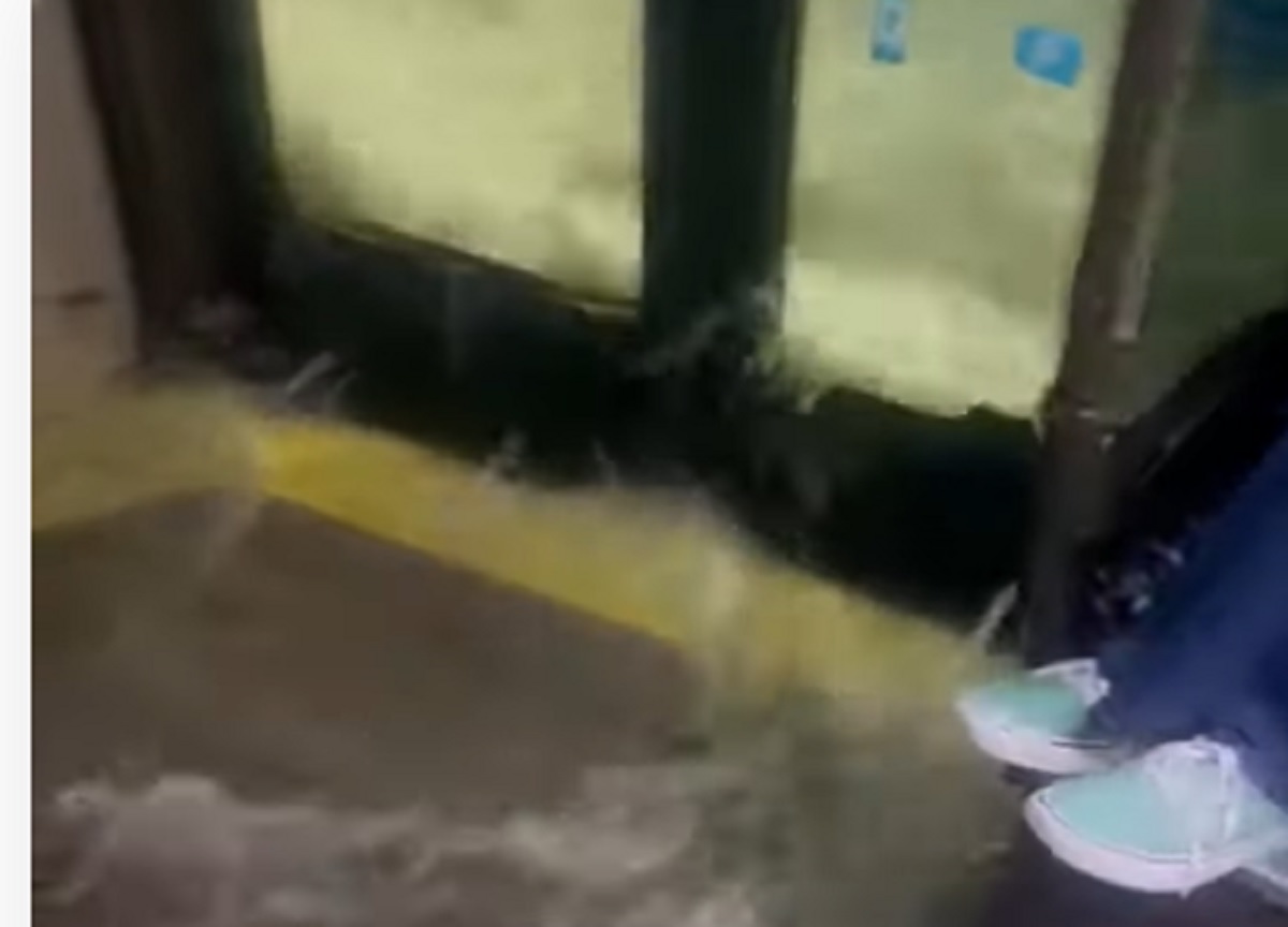 Maltempo, si allaga bus con passeggeri a Brescia Maltempo, si allaga bus con passeggeri a Brescia