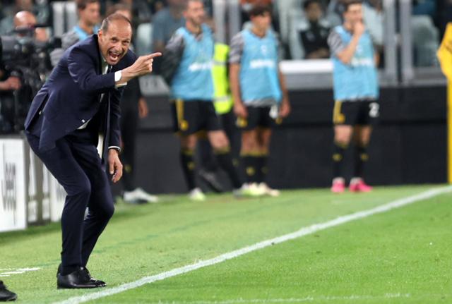 Massimiliano Allegri e la panchina della Juventus, le ultime indiscrezioni sull'allenatore (foto Lapresse) Massimiliano Allegri e la panchina della Juventus, le ultime indiscrezioni sull'allenatore (foto Lapresse)