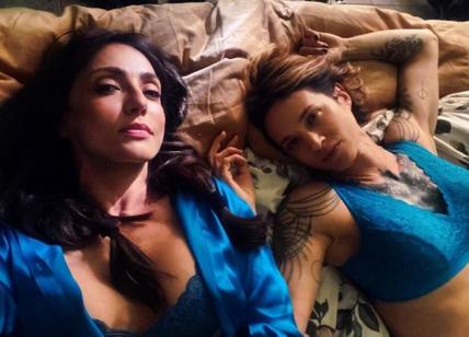 Ambra Angiolini e Asia Argento a letto in lingerie. Ai fan sorge il dubbio: "Ma è solo amicizia?". FOTO