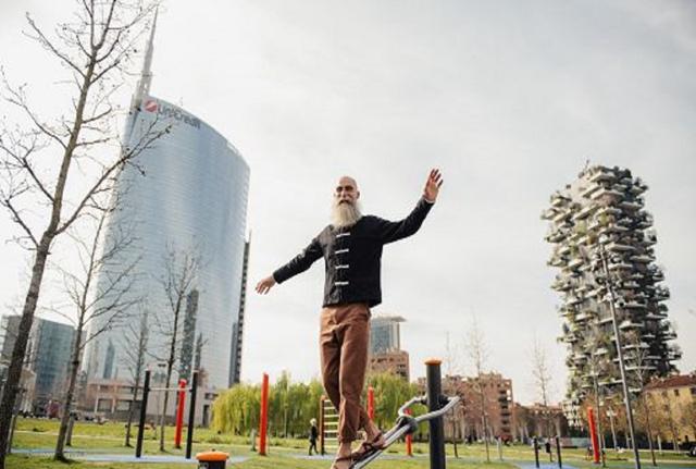 Andrea Loreni, il funambolo tra i grattacieli di Milano Andrea Loreni, il funambolo tra i grattacieli di Milano