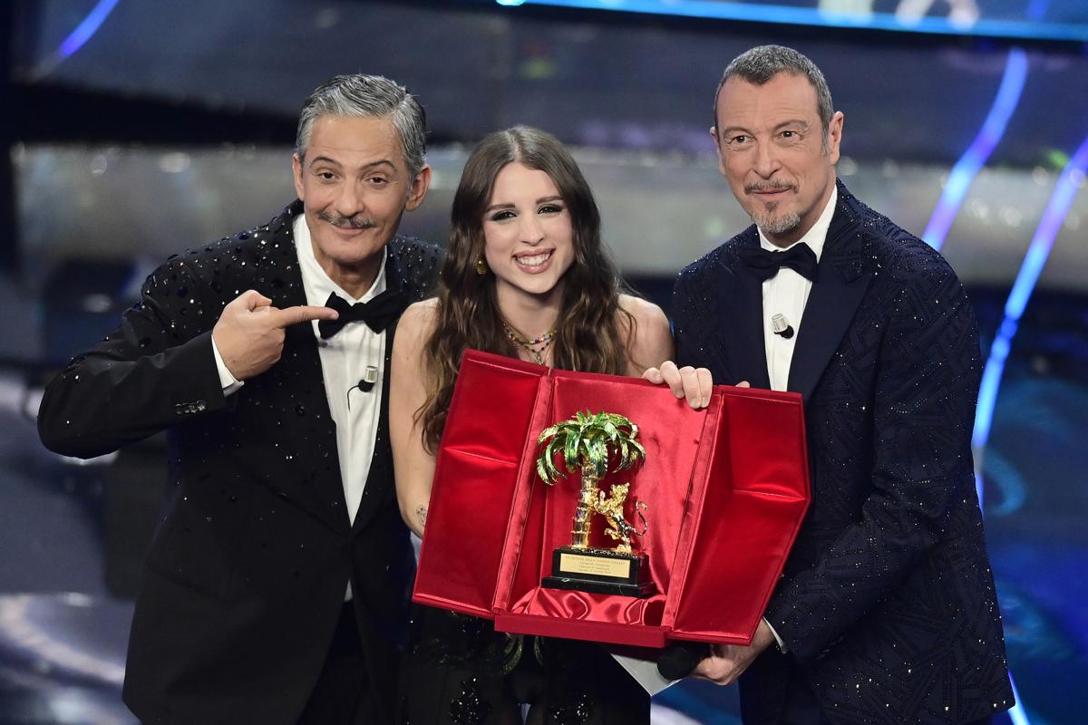 Angelina Mango con Fiorello e Amadeus sul palco dopo aver vinto il Festival (foto Lapresse) Angelina Mango con Fiorello e Amadeus sul palco dopo aver vinto il Festival (foto Lapresse)
