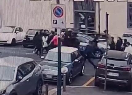 Antagonisti assaltano volante della polizia. Solidarietà da Mattarella- VIDEO