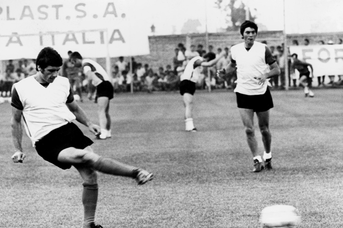Antonio Juliano (foto Lapresse) - Fu lui a portare a sotto il Vesuvio Diego Maradona e Ruud Krol sotto la presidenza di Corrado Ferlaino. Bandiera del Napoli, Totonno, da giocatore ha totalizzato 505 presenze con 38 reti in 17 stagioni tra il 1961 e il 1978, vincendo due Coppe Italia (nel 1962 e nel 1976), una Coppa delle Alpi (1966) e una Coppa di Lega Italo-Inglese (1976). Antonio Juliano (foto Lapresse) - Fu lui a portare a sotto il Vesuvio Diego Maradona e Ruud Krol sotto la presidenza di Corrado Ferlaino. Bandiera del Napoli, Totonno, da giocatore ha totalizzato 505 presenze con 38 reti in 17 stagioni tra il 1961 e il 1978, vincendo due Coppe Italia (nel 1962 e nel 1976), una Coppa delle Alpi (1966) e una Coppa di Lega Italo-Inglese (1976).