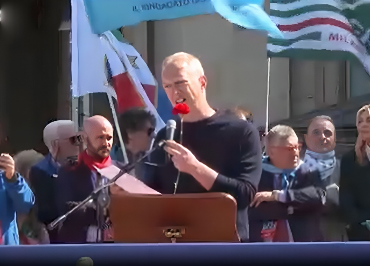 25 aprile, Antonio Scurati legge il suo monologo sul palco di Milano. Applausi