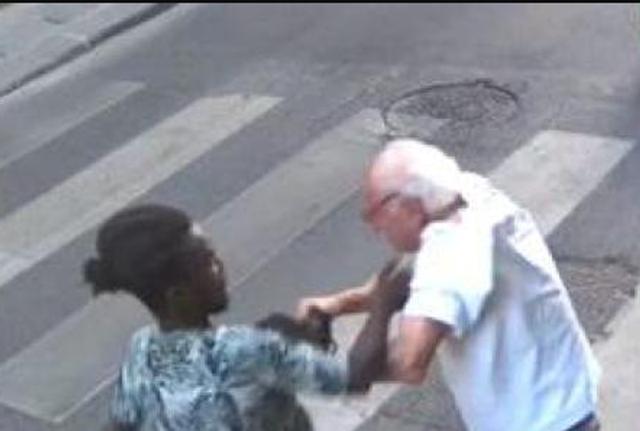 Anziano aggredito a Firenze per un orologio (foto Corriere Fiorentino) Anziano aggredito a Firenze per un orologio (foto Corriere Fiorentino)