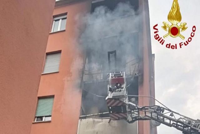 Incendio in via Aretusa a Milano (fonte: vigili del fuoco) Incendio in via Aretusa a Milano (fonte: vigili del fuoco)