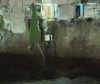 Soccorritore in azione viene colpito dalla caduta di un frigo