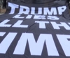 "Trump mente tutto il tempo": lo striscione esposto a Manhattan