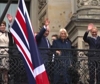 La folla saluta Re Carlo III sul balcone del municipio di Amburgo