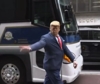 Uomo mascherato da Trump dirige traffico fuori dalla Trump Tower