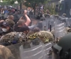 Kosovo, video degli scontri in cui sono stati feriti militari italiani