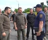Il presidente ucraino Zelensky visita le zone allagate di Kherson