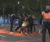 Gli attivisti per il clima irrompono alla Maratona di Berlino