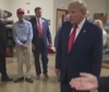 Usa, Trump visita un negozio di armi prima di un appuntamento elettorale