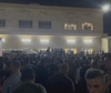 Folla enorme fuori dall'ospedale in Iraq dopo la strage al matrimonio