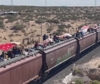 Migranti sul tetto di un treno merci fino al confine tra Messico e Stati Uniti