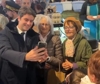 Tra selfie e assaggini, bagno di folla al mercato per Gabriel Attal