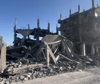 A Rafah un palazzo distrutto da bombe, i residenti fra le macerie