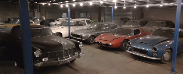 230 auto storiche trovate in una chiesa in Olanda (Instagram classiccarauctionsnl) 230 auto storiche trovate in una chiesa in Olanda (Instagram classiccarauctionsnl)