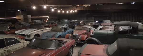 230 auto storiche trovate in una chiesa in Olanda (Instagram classiccarauctionsnl) 230 auto storiche trovate in una chiesa in Olanda (Instagram classiccarauctionsnl)