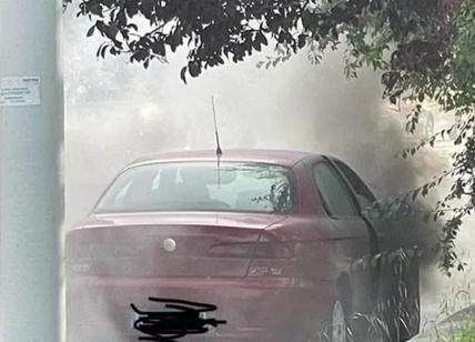 Fratoianni "nemico" del green: la sua auto va a fuoco, fumo nero ovunque