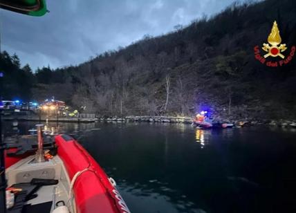 Auto contro il parapetto precipita nel lago di Como: due morti