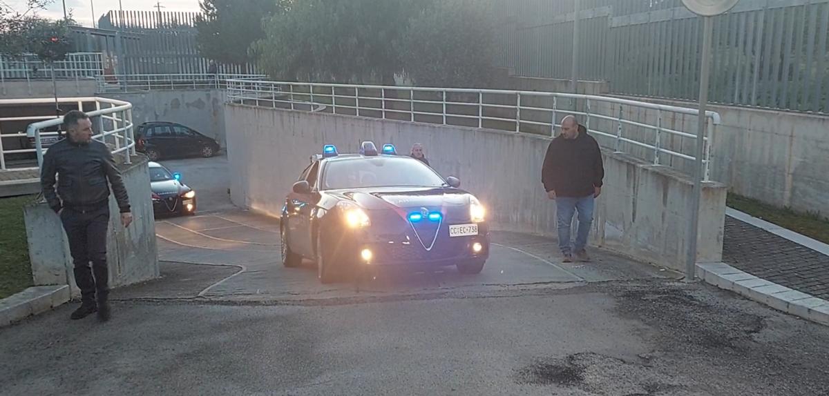 Auto con arrestato