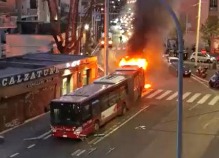 Autobus Atac va a fuoco a Roma: i passeggeri messi in salvo dal conducente