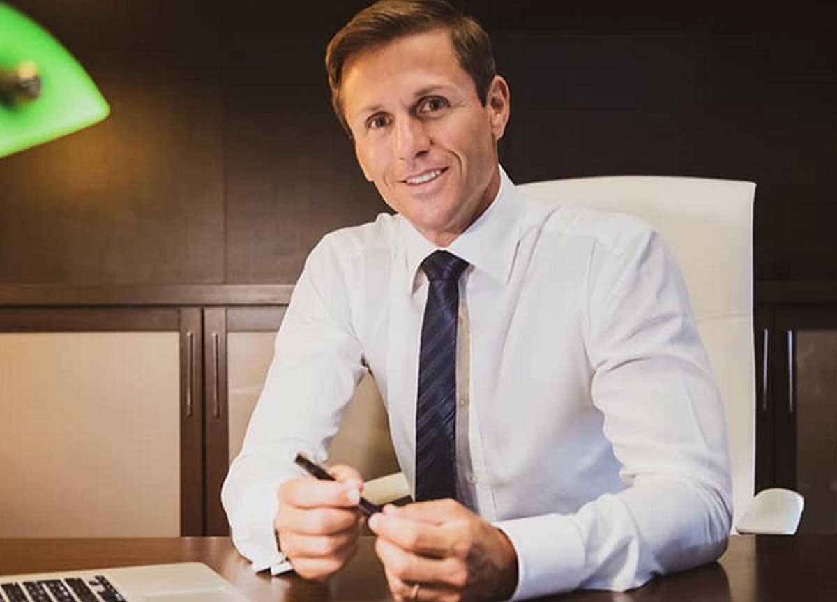 L'avvocato star del web e dei social Angelo Greco L'avvocato star del web e dei social Angelo Greco