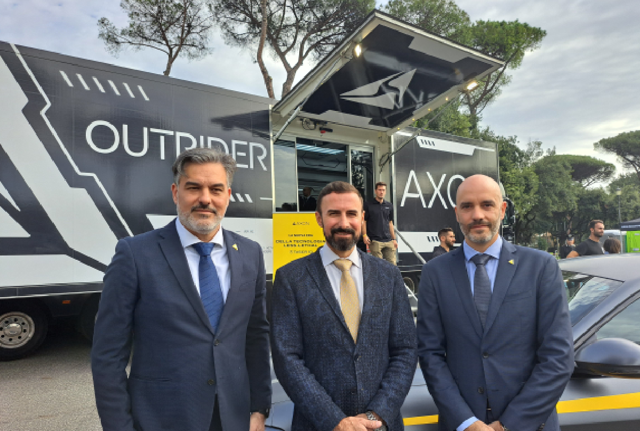 Nell'immagine da sinistra Luca Mascelloni, Country Manager Axon Italia, Paul Strozier - Managing director Europe e Loris Angeloni, Managing Director Axon Italia. Nell'immagine da sinistra Luca Mascelloni, Country Manager Axon Italia, Paul Strozier - Managing director Europe e Loris Angeloni, Managing Director Axon Italia.