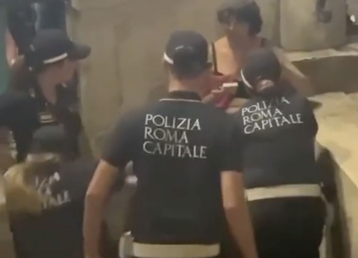 Fa il bagno a Fontana di Trevi e aggredisce due vigili Fa il bagno a Fontana di Trevi e aggredisce due vigili