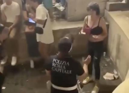 Fontana di Trevi: bagno e botte ai vigili, Salvini: "No la multa, in galera"