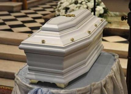 Neonato senza vita in un cassonetto: i funerali a Milano