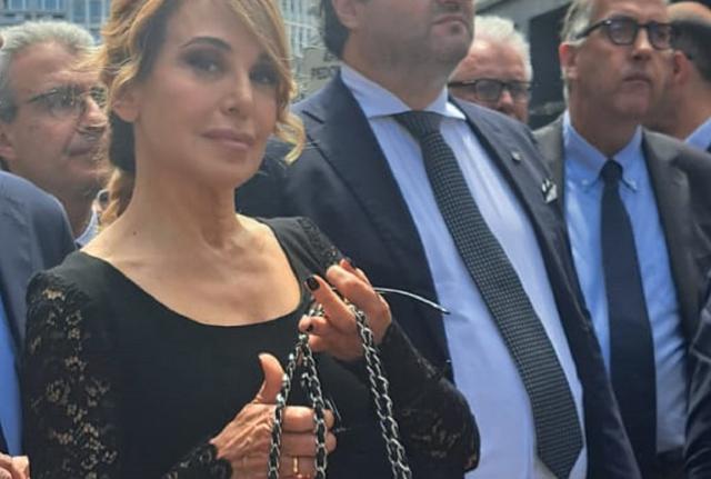 Tutti i vip ai funerali di Silvio Berlusconi: Barbara D'Urso Tutti i vip ai funerali di Silvio Berlusconi: Barbara D'Urso