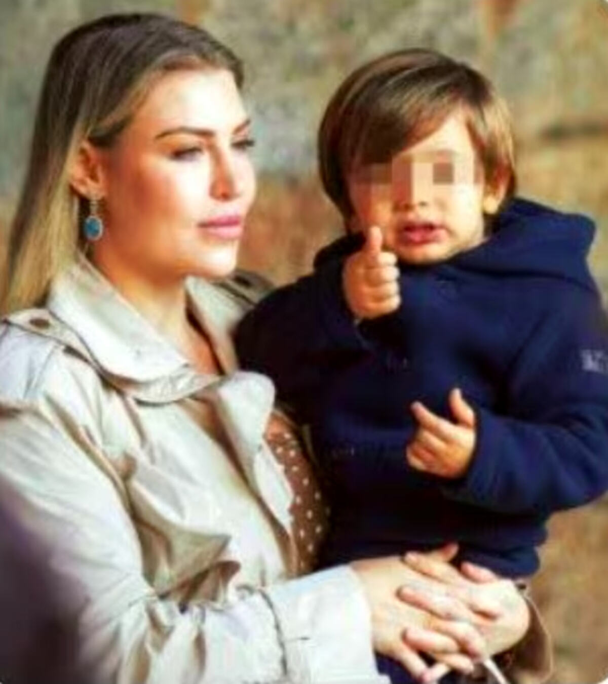 Barbara Berlusconi al battesimo del secondo figlio di Luigi Berlusconi, foto da Chi 2 Barbara Berlusconi al battesimo del secondo figlio di Luigi Berlusconi, foto da Chi 2