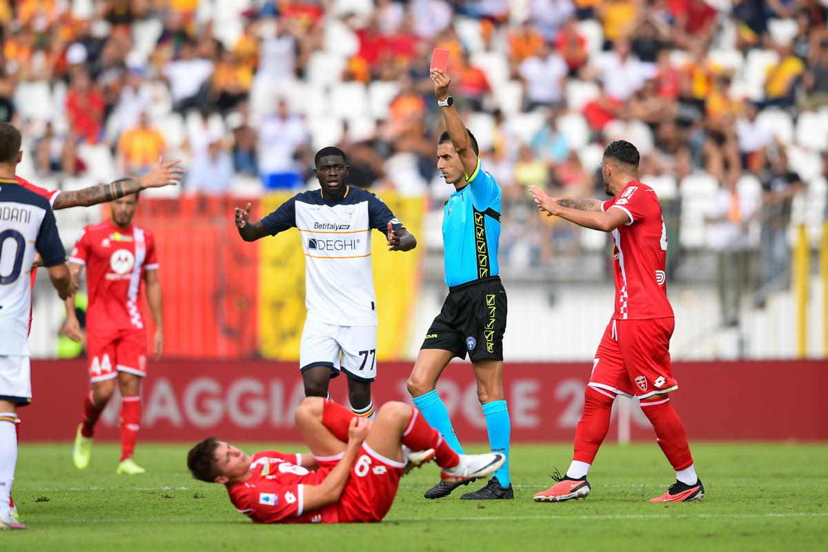 Monza-Lecce 1-1: espulsione di Baschirotto (foto Lapresse) per l'entrata su Colombo. L'arbitro Marinelli estrae il rosso diretto, viene richiamato dal Var ma conferma il provvedimento. AIA: Baschirotto non doveva essere espulso Monza-Lecce 1-1: espulsione di Baschirotto (foto Lapresse) per l'entrata su Colombo. L'arbitro Marinelli estrae il rosso diretto, viene richiamato dal Var ma conferma il provvedimento. AIA: Baschirotto non doveva essere espulso