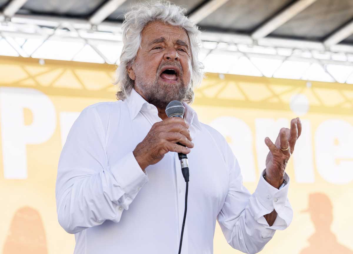 Beppe Grillo: the decadence of the old comedian.  While he speaks people get up and leave because he has a plane