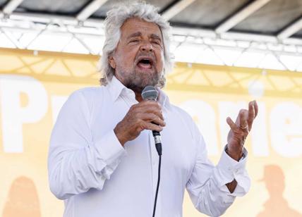Beppe Grillo: la decadenza del vecchio comico. Mentre parla la gente si alza e se ne va perché ha l’aereo