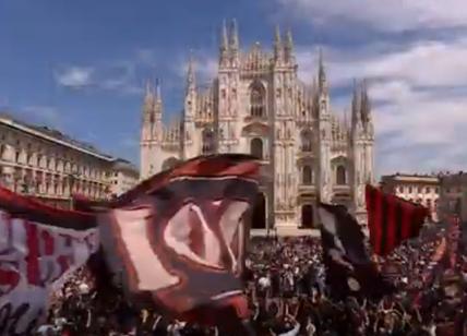 Berlusconi, la curva Sud del Milan in Duomo canta: "C'è solo un presidente"