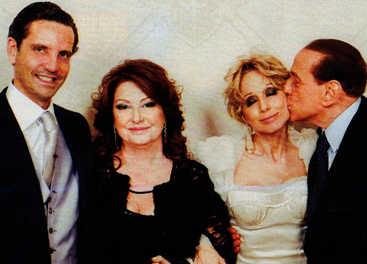 Maurizio Vanadia, Carla Dall'Oglio, Marina e Silvio Berlusconi. Foto: settimanale Chi Maurizio Vanadia, Carla Dall'Oglio, Marina e Silvio Berlusconi. Foto: settimanale Chi