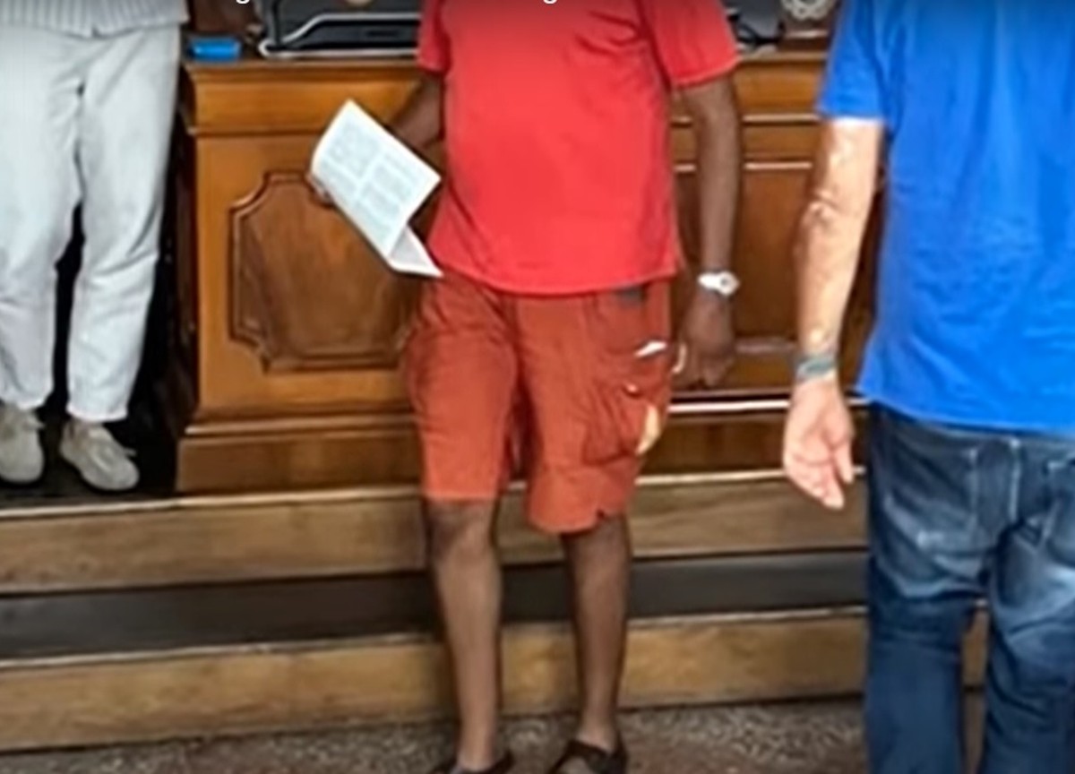 In bermuda alla riunione del Consiglio Comunale di Bologna