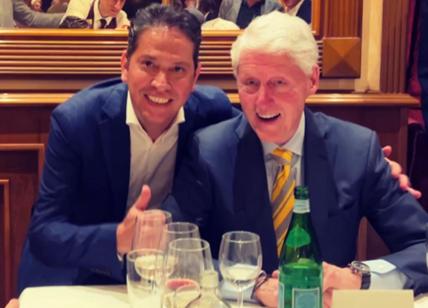 Bill Clinton in visita a Roma ha ceduto al fascino della cacio e pepe