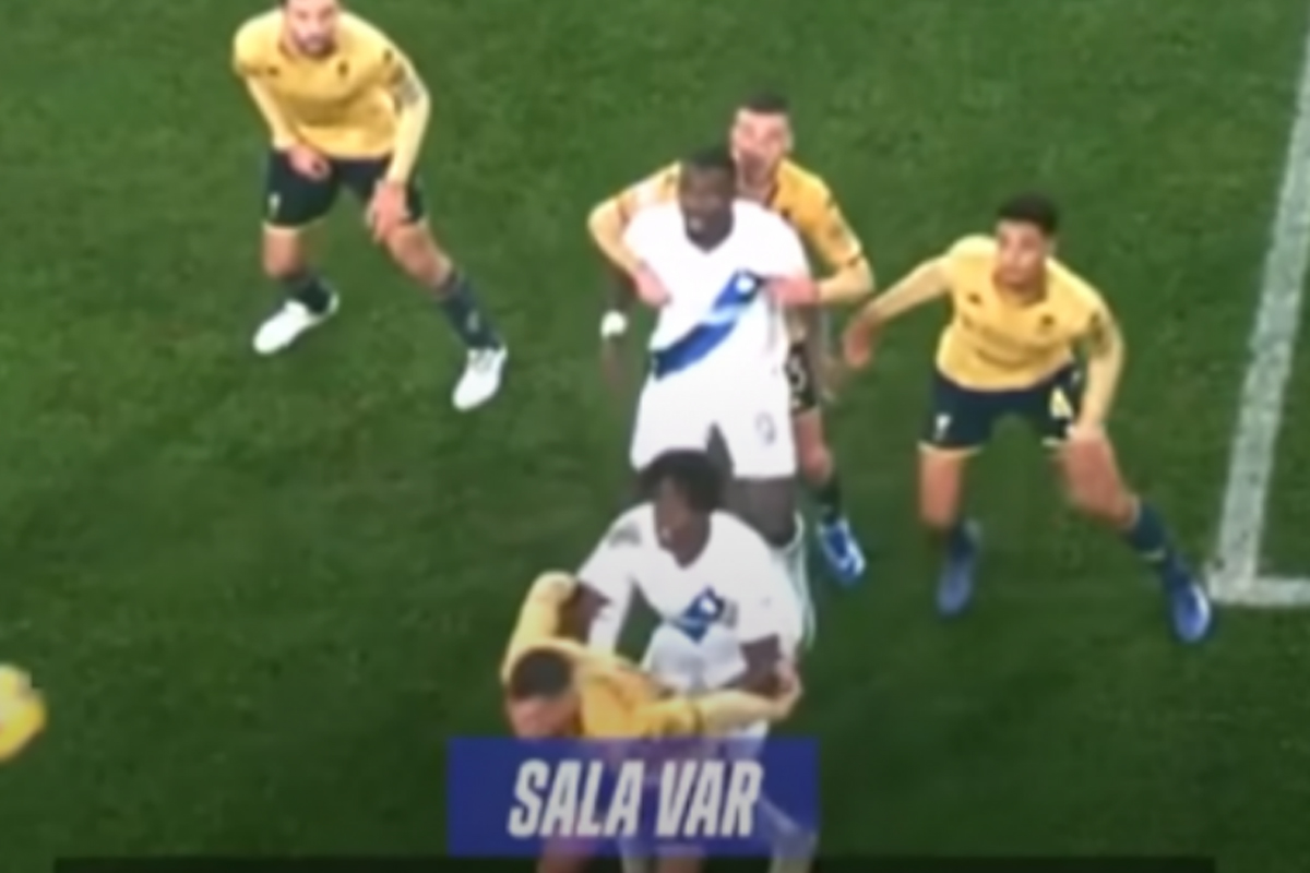 Genoa-Inter - La spinta di Bisseck a Strootman nell'azione del gol dell'Inter (Arnautovic) contro il Genoa. L'arbitro Doveri non vede la spinta, il VAR Irrati non lo chiama. AIA: era necessaria l'On Field Review per annullare il gol Genoa-Inter - La spinta di Bisseck a Strootman nell'azione del gol dell'Inter (Arnautovic) contro il Genoa. L'arbitro Doveri non vede la spinta, il VAR Irrati non lo chiama. AIA: era necessaria l'On Field Review per annullare il gol
