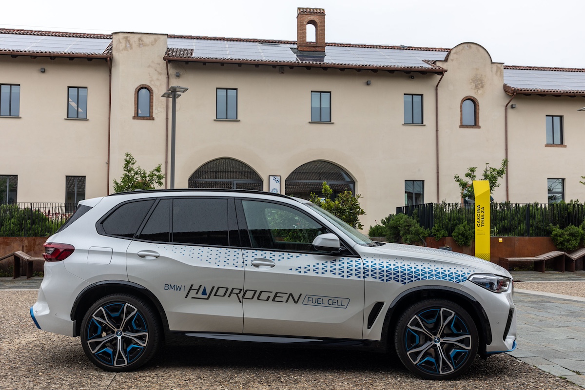 BMW iX5 Hydrogen debuts at MIND Week