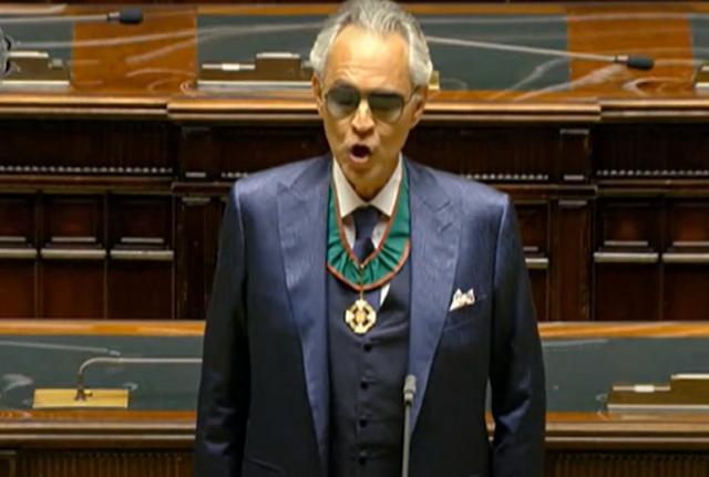 Bocelli, il cantante multato dal Comune di Forte dei Marmi. Nel mirino la sua spiaggia di lusso
