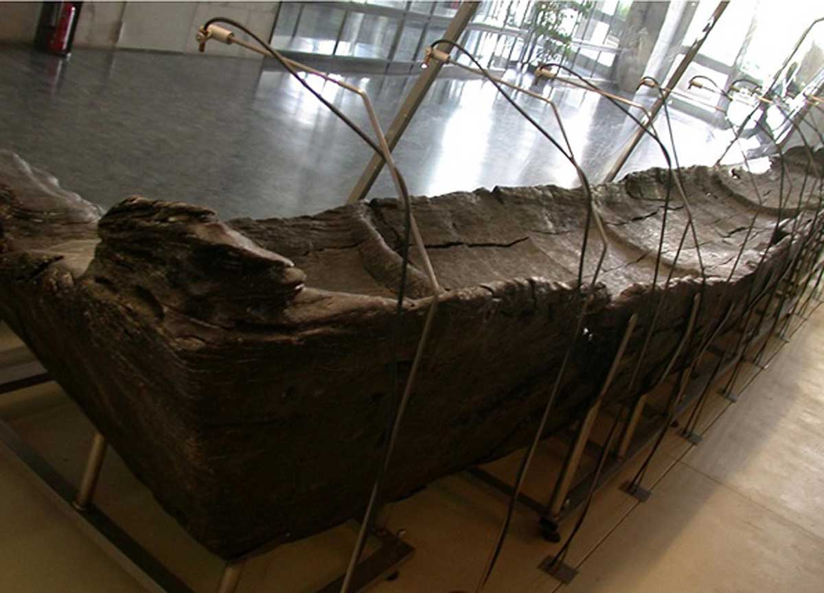 Una delle canoe ritrovate Una delle canoe ritrovate